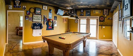 Chic Renovated Oasis: Disney & Universal Nearby 4 Bedroom Home by RedA