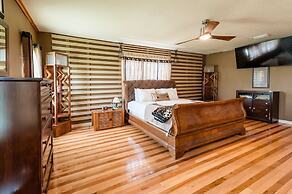 Chic Renovated Oasis: Disney & Universal Nearby 4 Bedroom Home by RedA