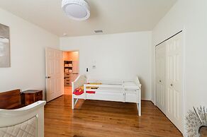 Chic Renovated Oasis: Disney & Universal Nearby 4 Bedroom Home by RedA