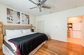 Chic Renovated Oasis: Disney & Universal Nearby 4 Bedroom Home by RedA