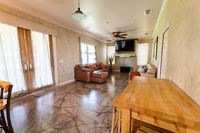 Chic Renovated Oasis: Disney & Universal Nearby 4 Bedroom Home by RedA