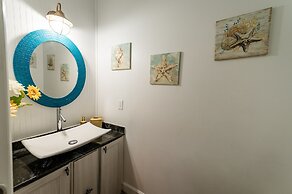 Chic Renovated Oasis: Disney & Universal Nearby 4 Bedroom Home by RedA