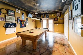 Chic Renovated Oasis: Disney & Universal Nearby 4 Bedroom Home by RedA