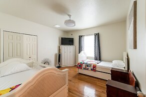 Chic Renovated Oasis: Disney & Universal Nearby 4 Bedroom Home by RedA