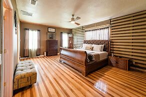 Chic Renovated Oasis: Disney & Universal Nearby 4 Bedroom Home by RedA