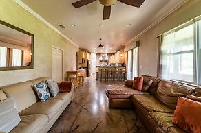 Chic Renovated Oasis: Disney & Universal Nearby 4 Bedroom Home by RedA