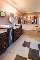 Chic Renovated Oasis: Disney & Universal Nearby 4 Bedroom Home by RedA