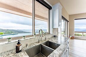 Vista Grande 4 Bedroom Home by RedAwning