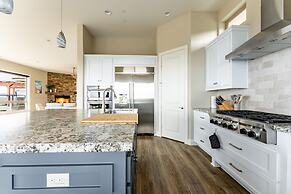 Vista Grande 4 Bedroom Home by RedAwning