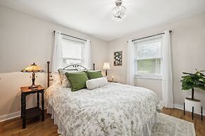 Tranquil Cozy 3br Home With Deck & Bbq 3 Bedroom Home by RedAwning