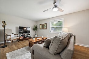 Tranquil Cozy 3br Home With Deck & Bbq 3 Bedroom Home by RedAwning