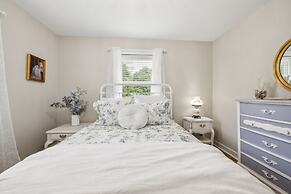 Tranquil Cozy 3br Home With Deck & Bbq 3 Bedroom Home by RedAwning