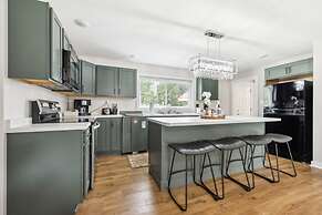 Tranquil Cozy 3br Home With Deck & Bbq 3 Bedroom Home by RedAwning