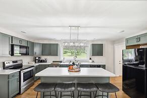 Tranquil Cozy 3br Home With Deck & Bbq 3 Bedroom Home by RedAwning