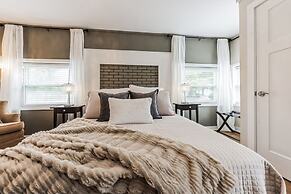 Tranquil Cozy 3br Home With Deck & Bbq 3 Bedroom Home by RedAwning