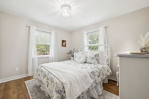 Tranquil Cozy 3br Home With Deck & Bbq 3 Bedroom Home by RedAwning