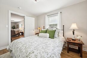 Tranquil Cozy 3br Home With Deck & Bbq 3 Bedroom Home by RedAwning