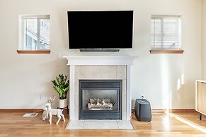 Luxury Home Reading & Game Room Outdoor Dining 3 Bedroom Home by RedAw