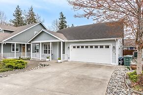 Luxury Home Reading & Game Room Outdoor Dining 3 Bedroom Home by RedAw