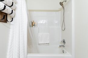 Luxury Home Reading & Game Room Outdoor Dining 3 Bedroom Home by RedAw