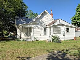 Quaint Hideaway In The Heart Of Clayton 3 Bedroom Home by RedAwning