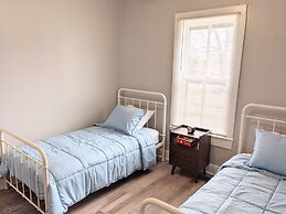 Quaint Hideaway In The Heart Of Clayton 3 Bedroom Home by RedAwning