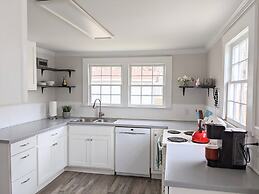 Quaint Hideaway In The Heart Of Clayton 3 Bedroom Home by RedAwning