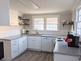 Quaint Hideaway In The Heart Of Clayton 3 Bedroom Home by RedAwning