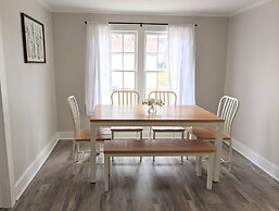 Quaint Hideaway In The Heart Of Clayton 3 Bedroom Home by RedAwning