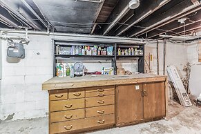 Unique Charmer: Outdoor Space & More Near Um 3 Bedroom Home by RedAwni