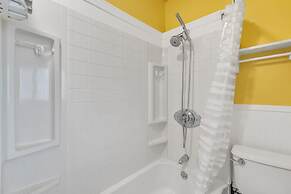 Unique Charmer: Outdoor Space & More Near Um 3 Bedroom Home by RedAwni