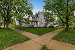 Unique Charmer: Outdoor Space & More Near Um 3 Bedroom Home by RedAwni