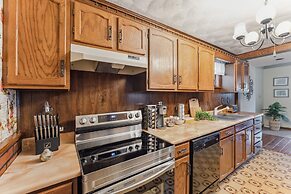 Niagara Falls Getaway: Perfect Place To Unwind 2 Bedroom Home by RedAw