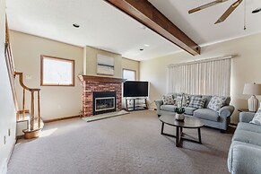 Niagara Falls Getaway: Perfect Place To Unwind 2 Bedroom Home by RedAw