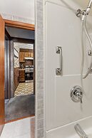 Niagara Falls Getaway: Perfect Place To Unwind 2 Bedroom Home by RedAw