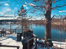 Little Loch 2 Bedroom Home by RedAwning