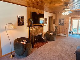 Little Loch 2 Bedroom Home by RedAwning