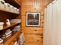 Little Loch 2 Bedroom Home by RedAwning