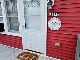 Little Loch 2 Bedroom Home by RedAwning