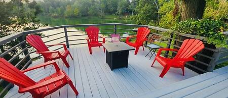 Little Loch 2 Bedroom Home by RedAwning