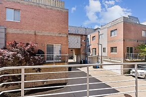 Family-Friendly South Loop Escape by RedAwning