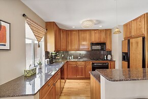 Family-Friendly South Loop Escape by RedAwning