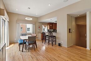 Family-Friendly South Loop Escape by RedAwning