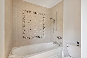 Family-Friendly South Loop Escape by RedAwning