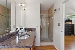 Family-Friendly South Loop Escape by RedAwning