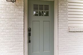 Chic Retreat Near Airport & Downtown Nashville by RedAwning