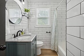 Chic Retreat Near Airport & Downtown Nashville by RedAwning