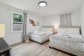 Chic Retreat Near Airport & Downtown Nashville by RedAwning