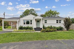 Chic Retreat Near Airport & Downtown Nashville by RedAwning