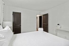 Chic Retreat Near Airport & Downtown Nashville by RedAwning